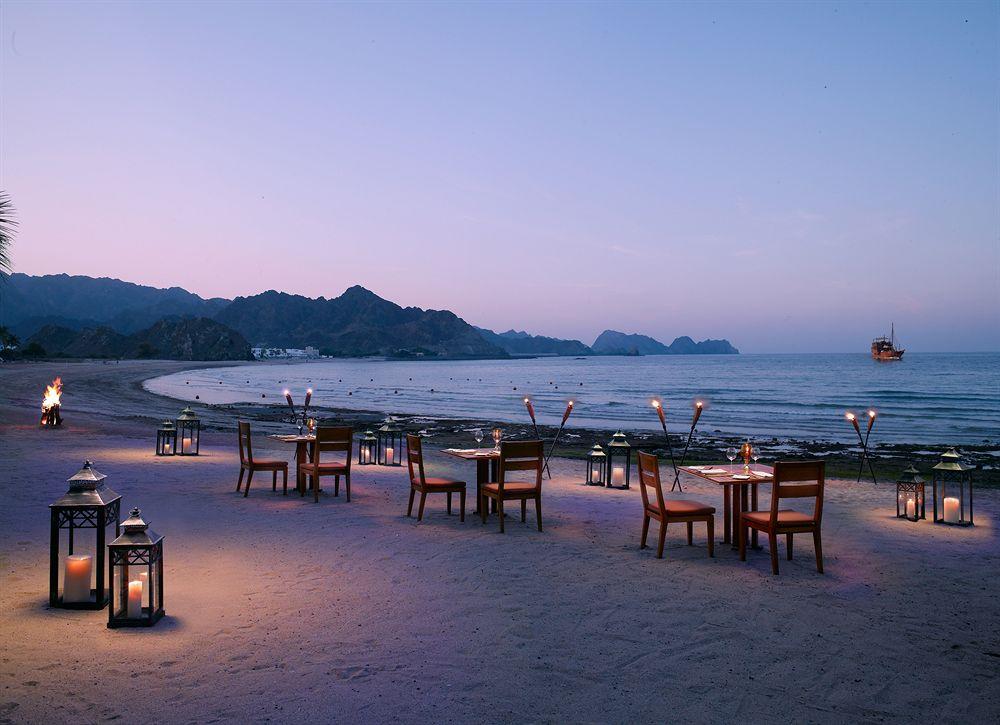 Al Bustan Palace, A Ritz-Carlton Hotel Маскат Екстер'єр фото Beachfront dining at The Shore