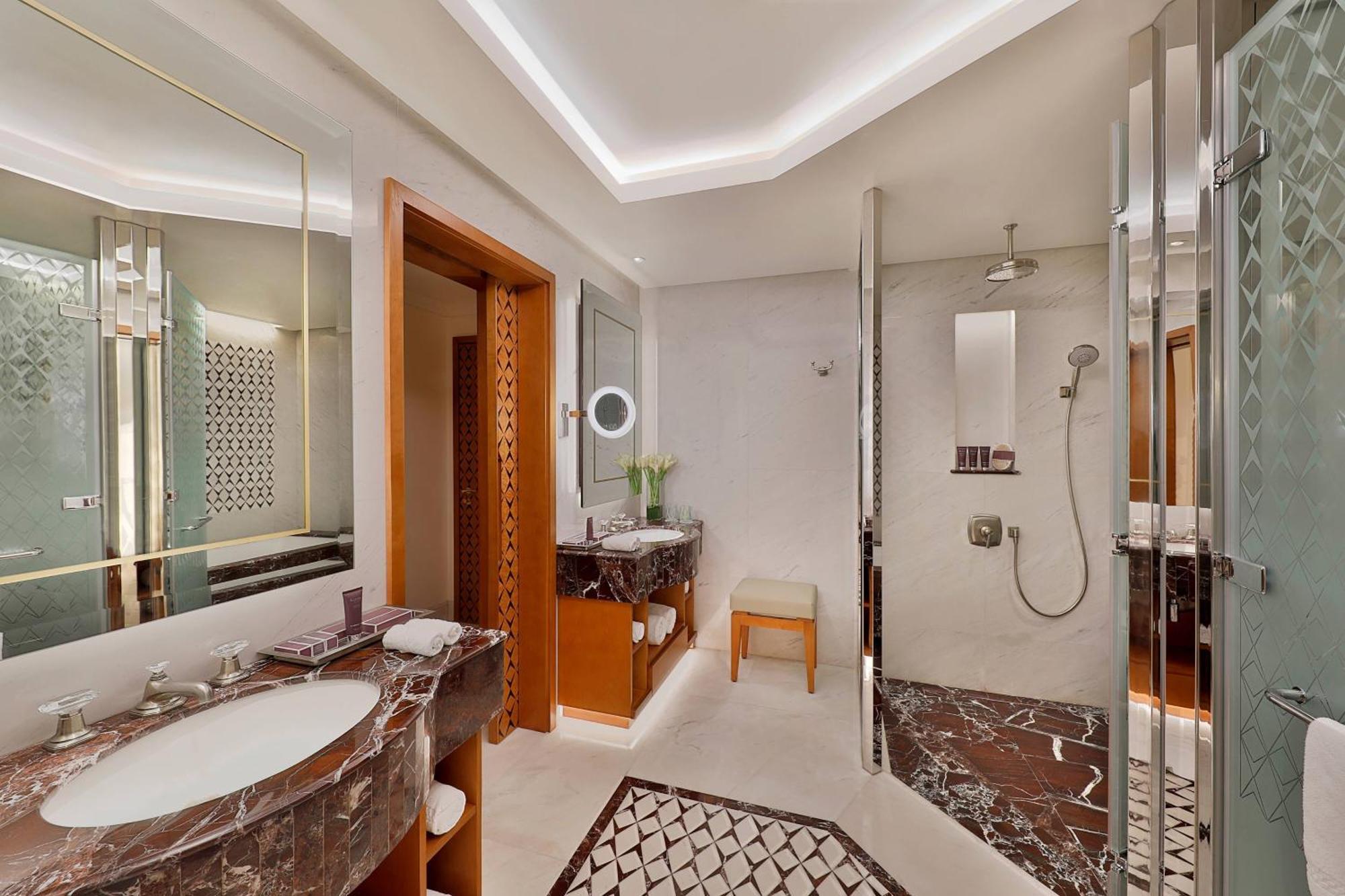 Al Bustan Palace, A Ritz-Carlton Hotel Маскат Екстер'єр фото Bathroom