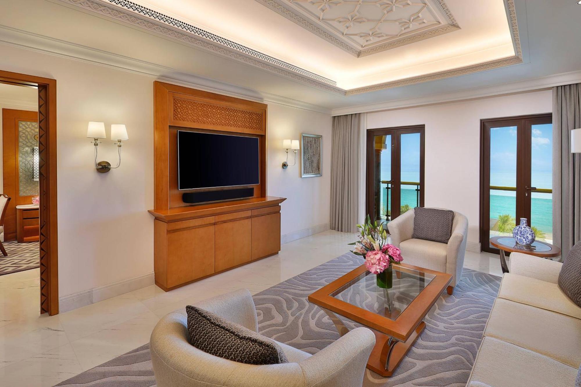 Al Bustan Palace, A Ritz-Carlton Hotel Маскат Екстер'єр фото Living room of a suite