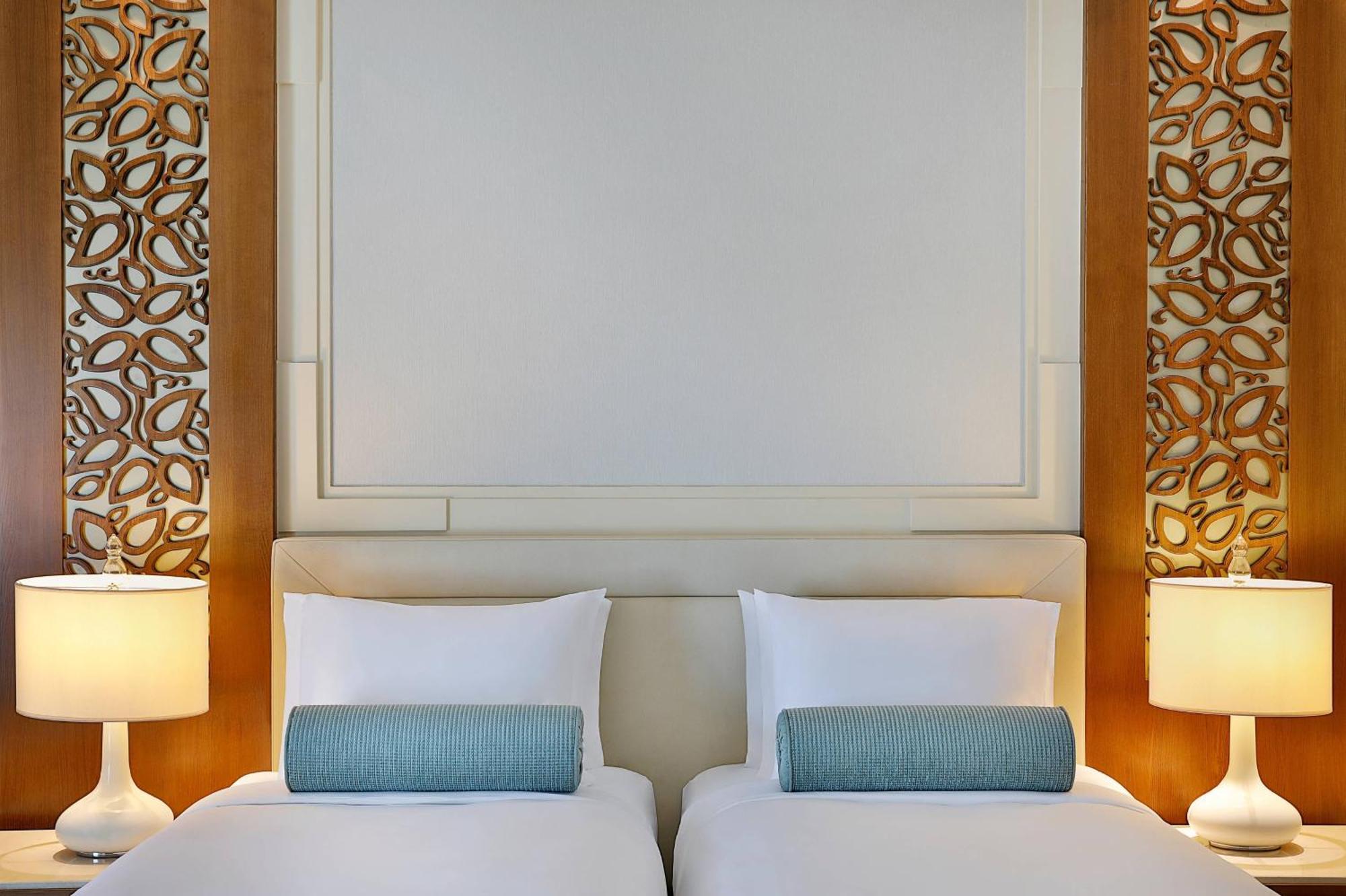 Al Bustan Palace, A Ritz-Carlton Hotel Маскат Екстер'єр фото A bedroom at the hotel
