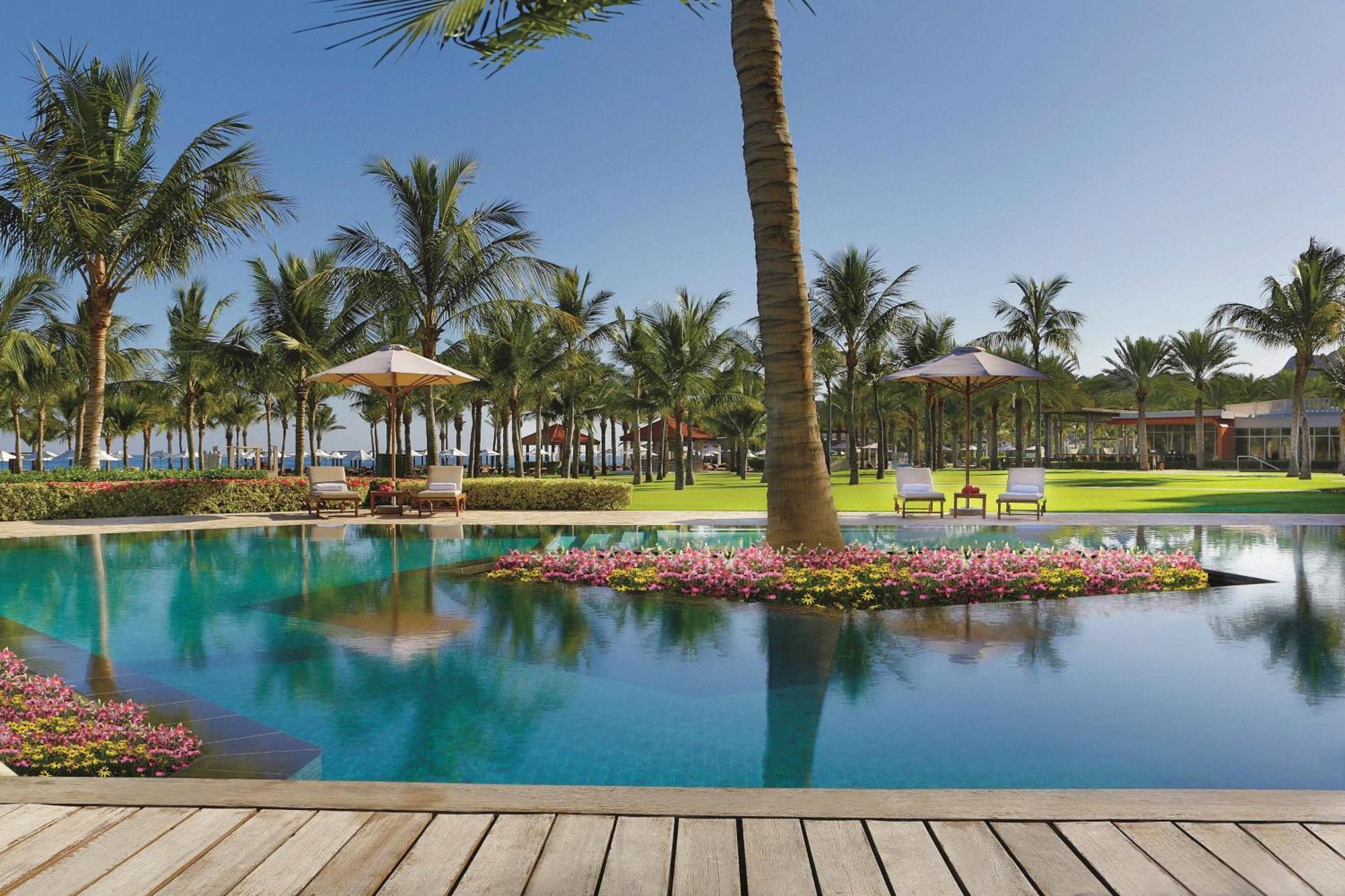 Al Bustan Palace, A Ritz-Carlton Hotel Маскат Екстер'єр фото The pool at the Four Seasons Resort
