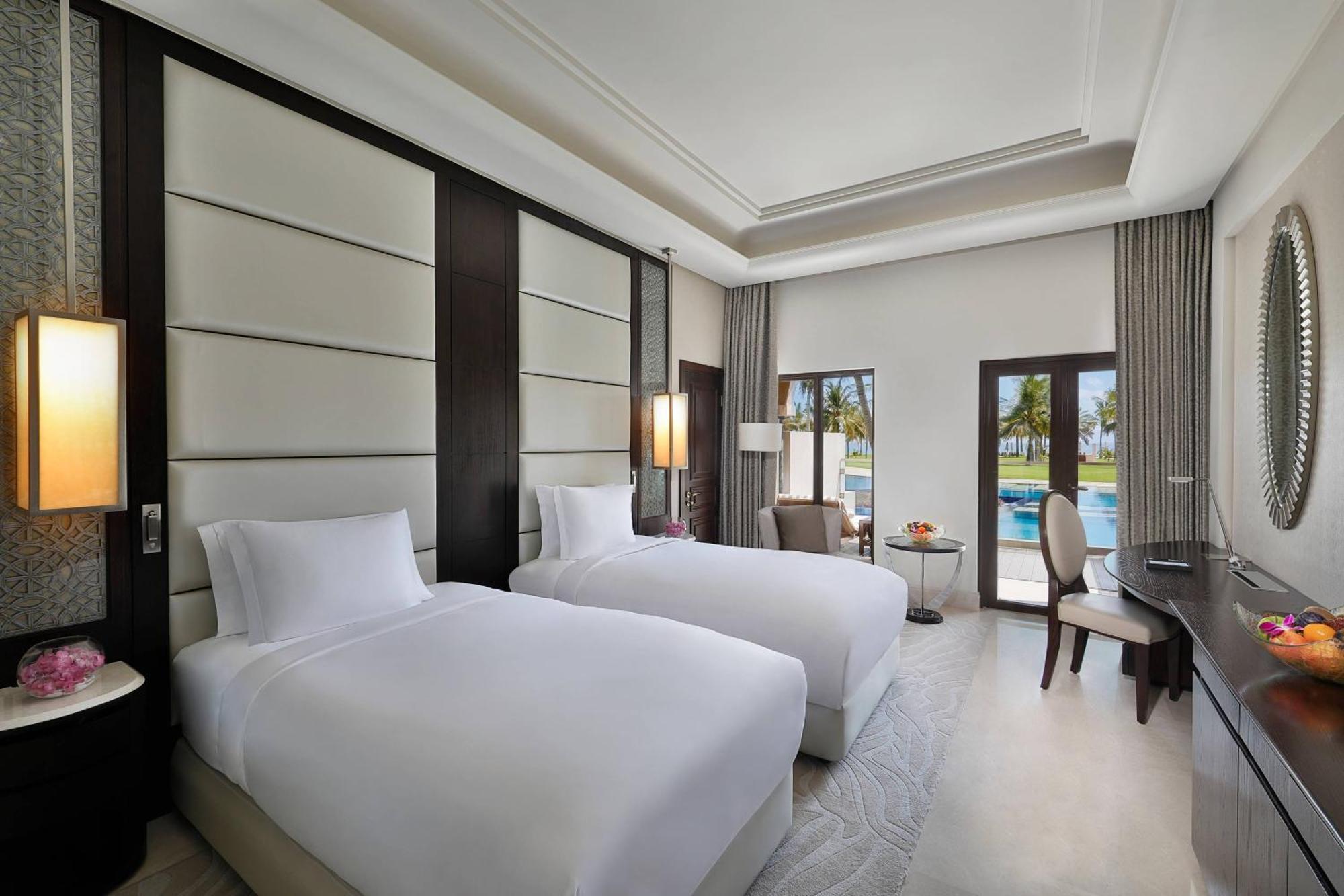 Al Bustan Palace, A Ritz-Carlton Hotel Маскат Екстер'єр фото Deluxe Pool Access Room