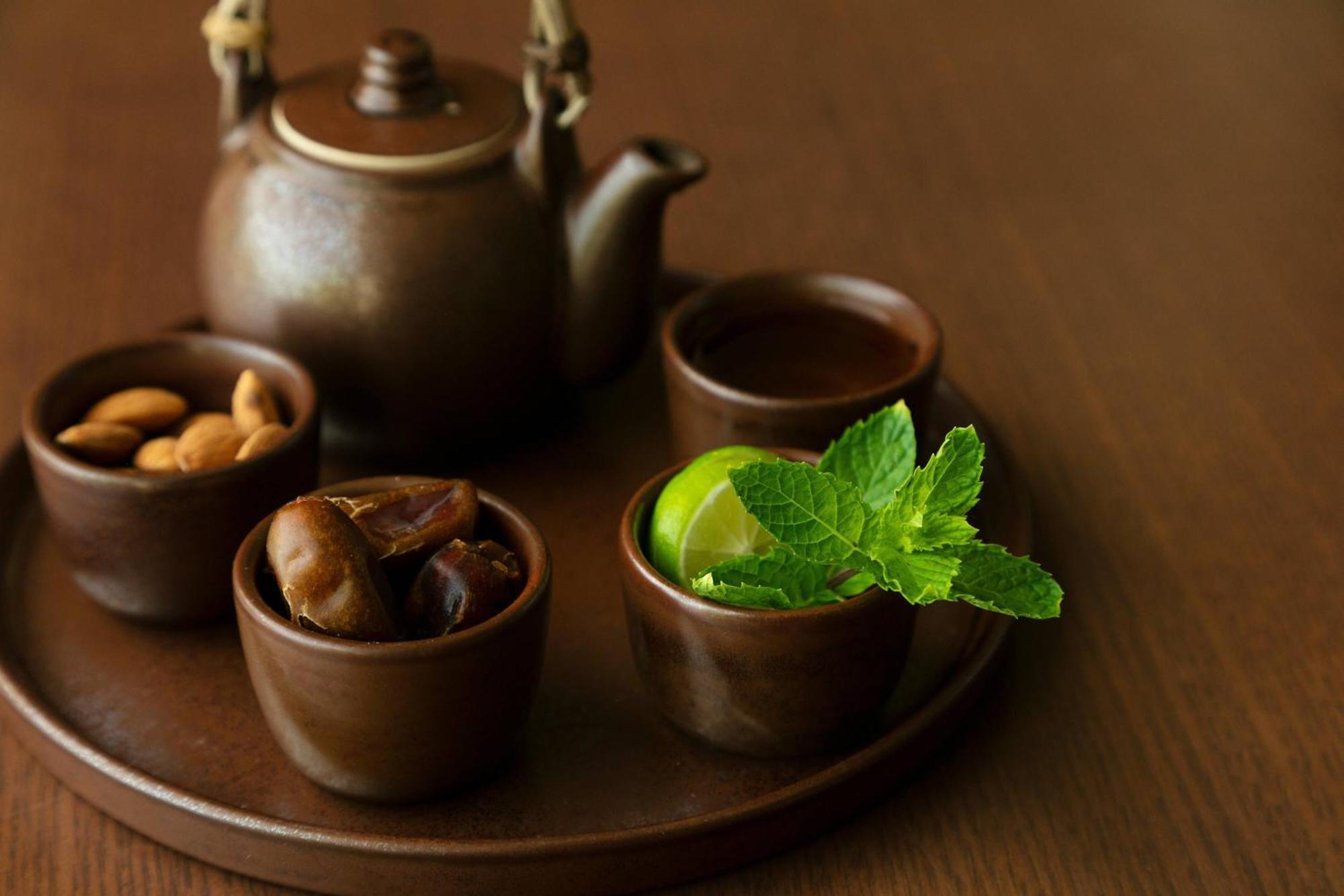 Al Bustan Palace, A Ritz-Carlton Hotel Маскат Екстер'єр фото A Japanese tea set