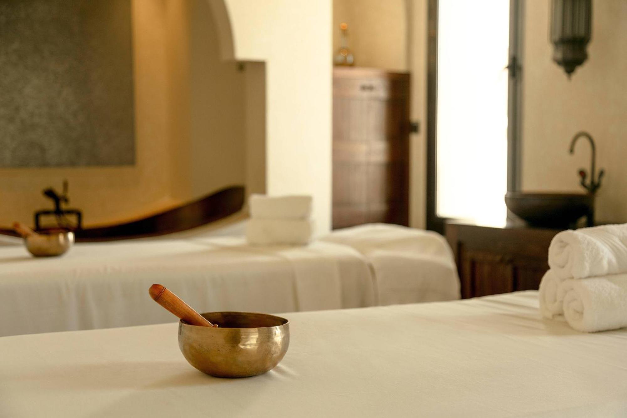 Al Bustan Palace, A Ritz-Carlton Hotel Маскат Екстер'єр фото A singing bowl