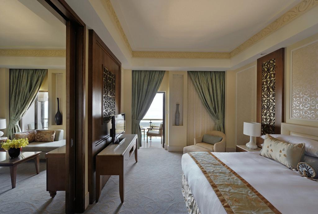 Al Bustan Palace, A Ritz-Carlton Hotel Маскат Номер фото A guest room at the Jumeirah Emirates Towers Hotel