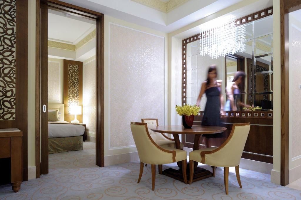 Al Bustan Palace, A Ritz-Carlton Hotel Маскат Номер фото A suite at the Four Seasons Hotel, London